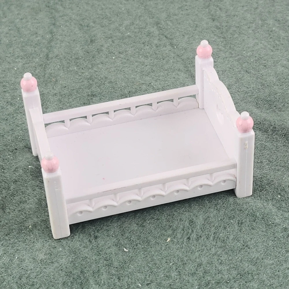 Sylvanian Families Baby Persian Cat & Nursery Uniform Calico Critters Baby Bed